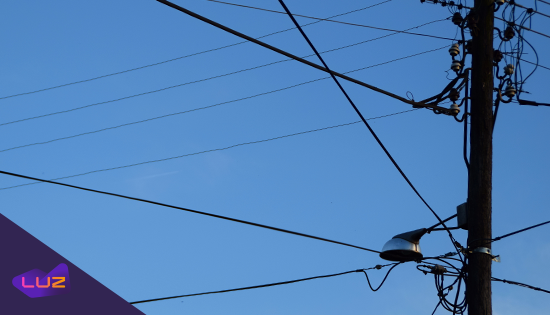 poste de energia com fios