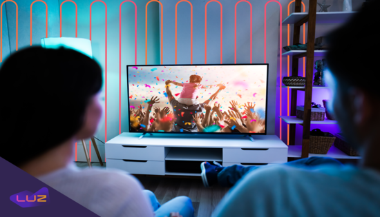pessoas assistindo televisão na sala de casa