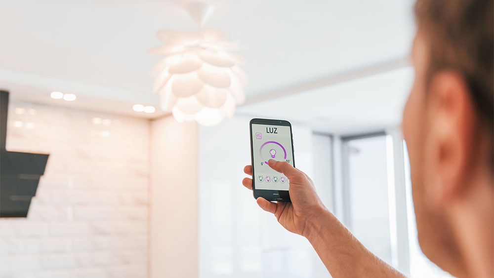 Homem usando celular para acender luz