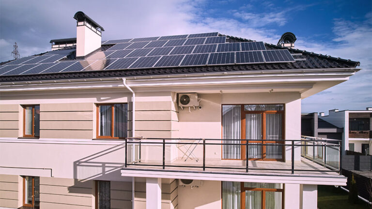 Casa com painéis solares no telhado