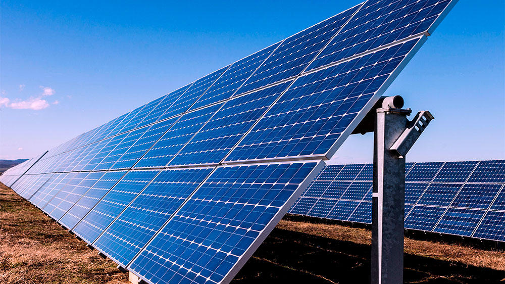 Campo com painel de energia solar