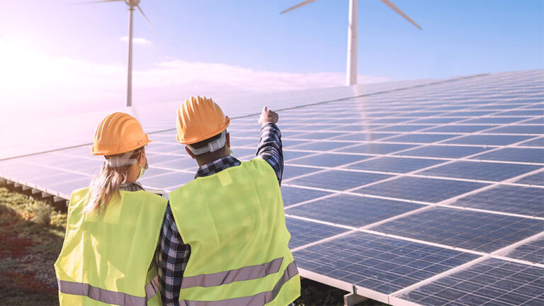 Técnicos de energia observando placas solares