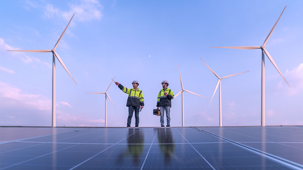 Engenheiros inspecionando painéis solares e turbinas eólicas em parque de energia limpa no Brasil, representando a transição energética e o powershoring com fontes renováveis na matriz elétrica brasileira