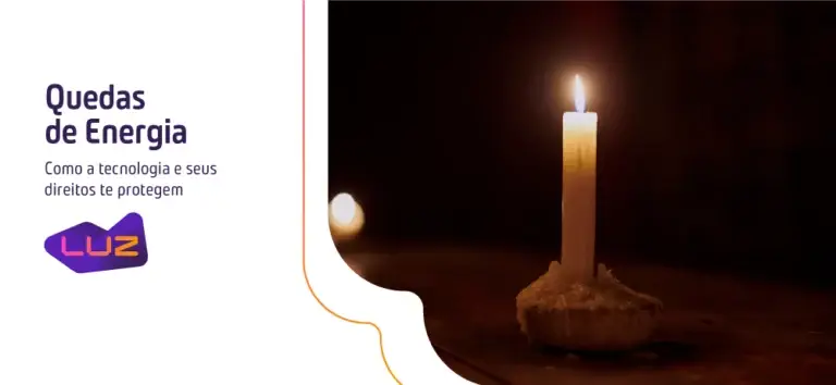 Pessoa usando vela por problema com queda de energia