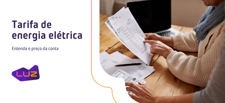 Mulher analisando tarifa de energia elétrica