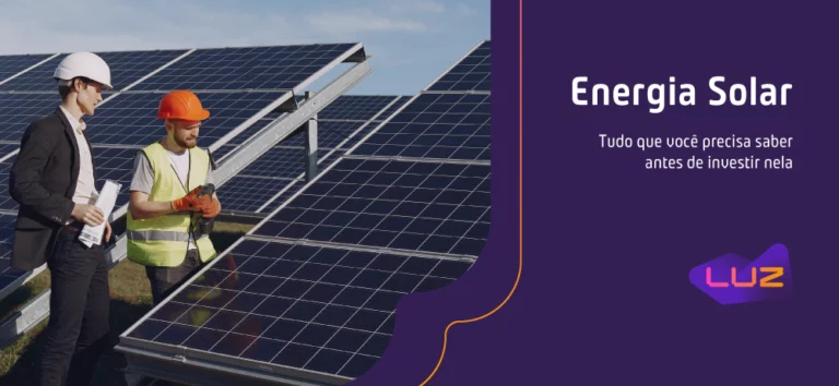 Homens instalando placas de energia solar