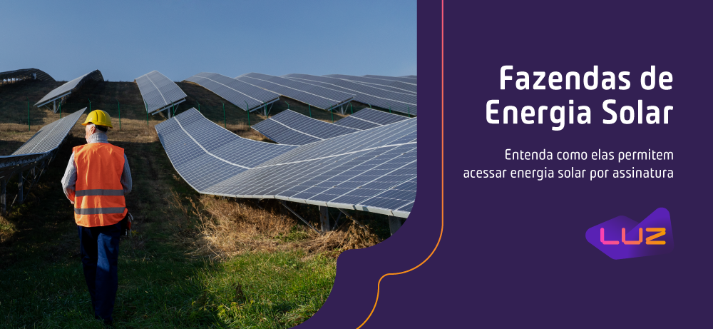 Homem andando em uma fazenda solar